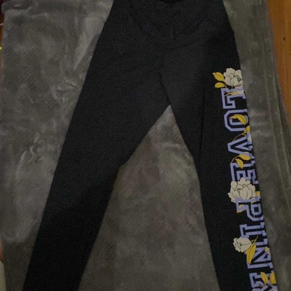 Comfortable leggings, super cute. Never ever worn. In perfect shape.